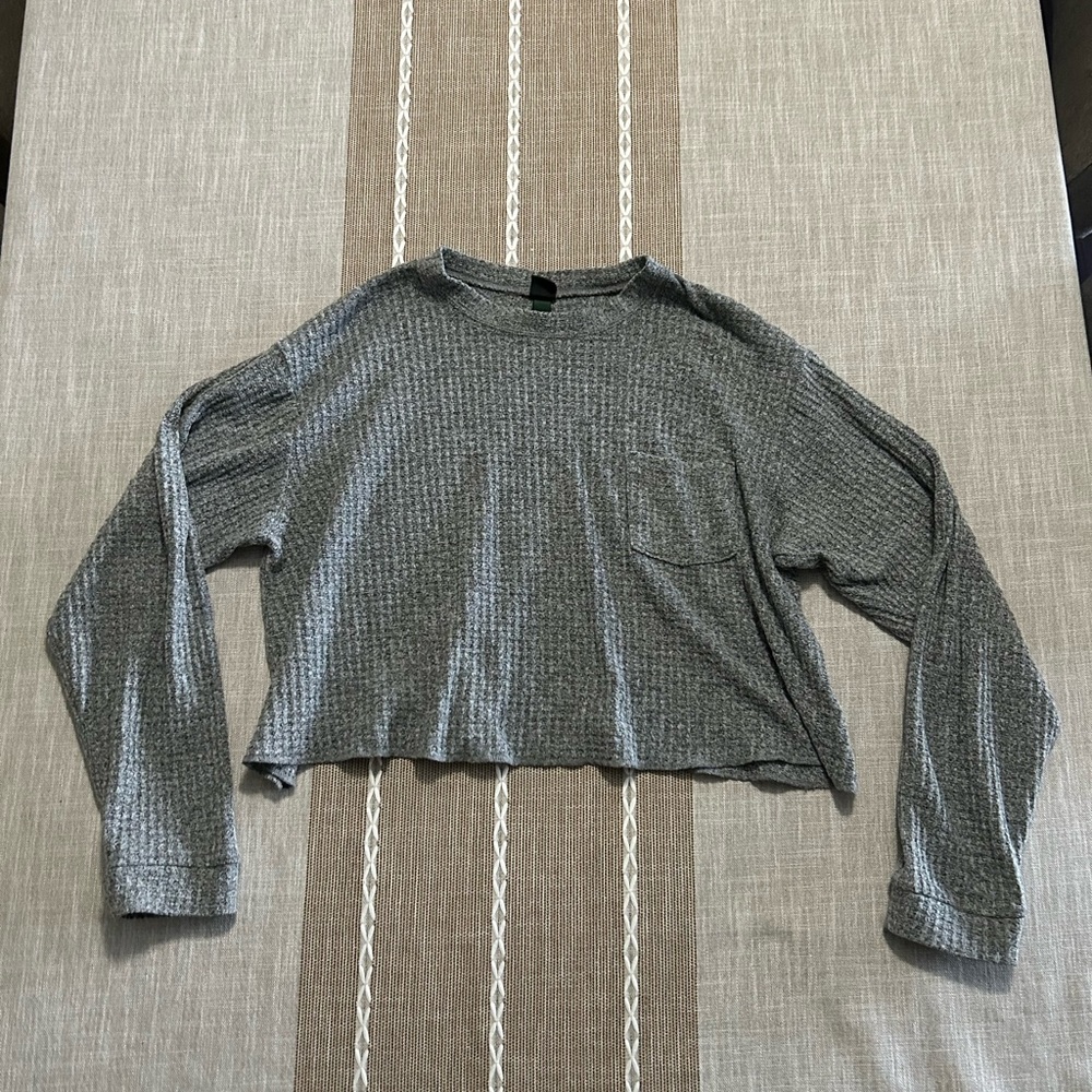 Grey long sleeve crop top